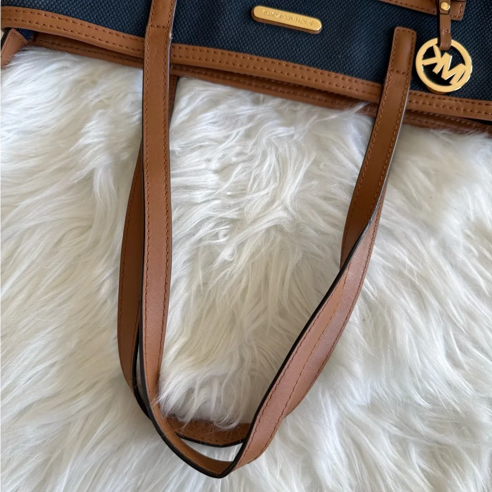 🔥Michael Kors | Navy Blue & Brown Shoulder Bag with Zip Closure and Storage